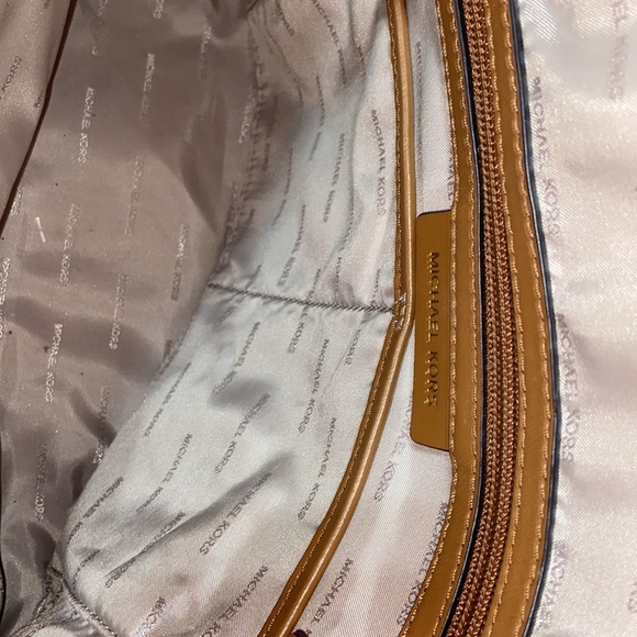 Like new Micheal Kors jet set travel tote logo bag - Picture 16 of 16